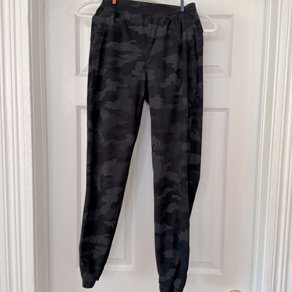 Lululemon camo jogger size 2
